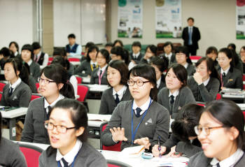 서울여상은 높은 취업률과 독창적인 커리큘럼으로 명성을 떨치면서 전문계고교의 롤 모델이 돼 국무총리 표창을 받았다. 서울여상 학생들이 수업에 집중하고 있다.