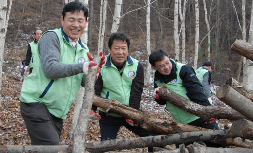 남궁 민 우정사업본부장(왼쪽)이 강원도 홍천 호수의 집에서 땔감 봉사활동을 펼쳤다.