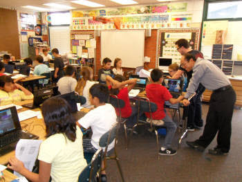G러닝 프로그램으로 수학을 공부하고 있는 미국 라발로나 초등학교 학생들.