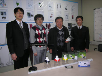 이청호 블루앤 사장(왼쪽에서 세번째)이 회사 임직원들과 자체 개발한 고기능성 LED 조명 제품을 살펴보고 있다.