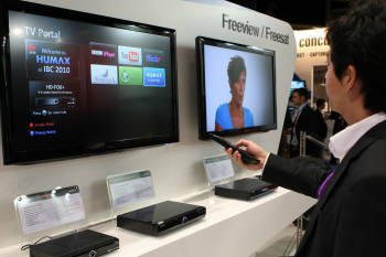 휴맥스의 한 직원이 유럽에서 열린 전시회에서 하이브리드 셋톱박스를 시연하고 있다.