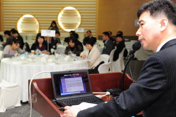 한국전자정보통신산업진흥원이 주최한 건전한 `소비문화 정착을 위한 방안 설명회`가 22일 삼성동 코엑스에서 열렸다. 보다 성숙한 소비문화를 정착하고 소비자와 사업자간의 불신 해소를 위해 열린 설명회에서 하몽열 전자제품PL 지원센터 사무국장이 블랙컨슈머 사례를 발표하고 있다. 
  윤성혁기자 shyoon@etnews.co.kr
 