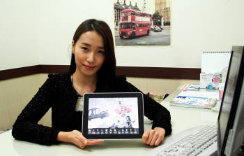 유니온앤이씨가 개발한 N스크린을 지원하는 영어 u러닝 콘텐츠를 아이패드로 시연하고 있다.