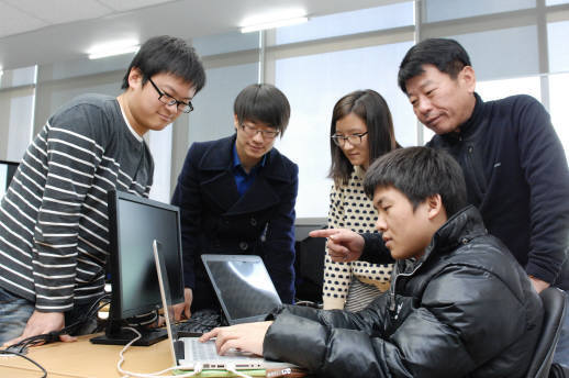  KAIST 사이버보안연구센터 연구진이 악성코드 점검 툴을 시연해보고 있다. 사진 왼쪽부터 시계반대방향으로 조성영, 김상원, 김희영 연구원, 임채호 부소장, 김민수 연구원.