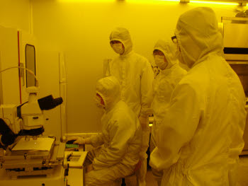 나노융합실용화센터에서 기업과 센터 연구원이 장비를 활용해 제품 테스트를 하는 모습.