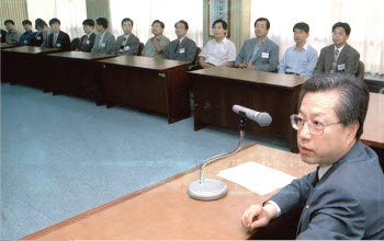 이석채 정보통신부 장관이 신규통신사업 심사위원단에 심사에 앞서 공정한 평가를 당부 하고 있다.
 