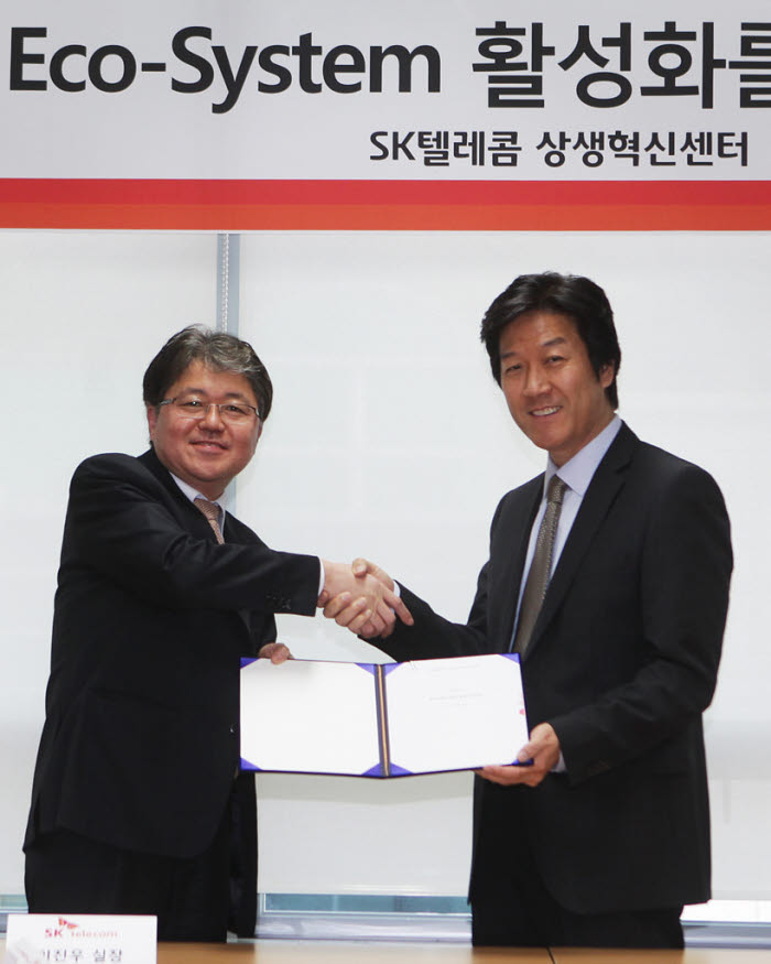  SK텔레콤과 한국 마이크로소프트는 21일 서울대 연구동에 위치한 SKT 상생혁신센터에서 1인 창조기업 지원사업에 관한 양해각서를 교환했다. 이진우 SKT 오픈콜래버레이션 지원실장(왼쪽)과 민성원 한국MS 전무가 기념촬영을 하고 있다.