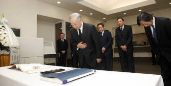 손경식 회장이(앞줄 왼쪽)이 무토 마사토시 주한일본대사, 이윤우 삼성전자 부회장, 신박제 NXP반도체 회장(오른쪽 부터) 등과 함께동일본 대지진 희생자를 애도하며 묵념하고 있다.  