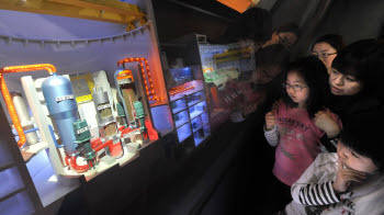  일본 원전 폭발로 인근 바닷물에서 법적 허용치보다 1250배를 크게 넘어선 방사성 물질이 검출됐다. 주말 경기도 국립과천과학관을 찾은 관람객들이 한국표준형원자로 모형물을 보며 방사능 오염에 대한 설명을 듣고 있다.  김동욱기자 gphoto@etnews.co.kr  