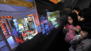  원전의 관심 높아진 관람객 