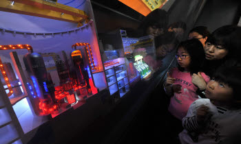  원전의 관심 높아진 관람객 