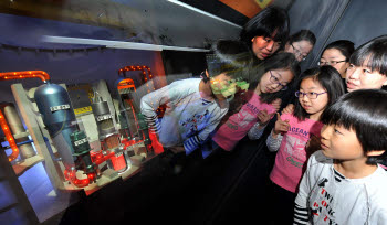  원전의 관심 높아진 관람객 