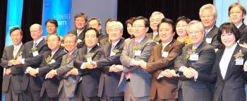 연세대학교 미래융합기술연구소 개소식이 23일 송도 국제캠퍼스에서 열렸다. 최경환 지식경제부 장관을 비롯한 내외 귀빈들이 개소식을 축하하고 있다.
사진 왼쪽부터 윤석윤 인천 부시장, 리차드 밀러 올랜공대 총장, 김우식 전 연세대 총장, 송자 연세대 재단 이사, 이기태 미래융합기술연구소장, 김한중 연세대 총장, 최중경 지식경제부 장관, 김영환 국회 지식경제위원회 위원장, 이석채 KT 회장, 허운나 송도국제학교 채드윅 HR 고문
박지호기자 jihopress@etnews.co.kr