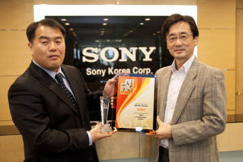 이토키 기미히로 소니코리아 대표(우)가 권문근 GfK코리아 지사장으로부터 `2010 GfK 아시아 넘버원 브랜드 어워드`를 수상하고 있다. 