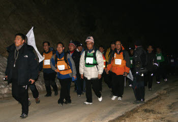  지난 17일~19일 진행된 `리더 혁신 캠프` 에서 참가자들이 강원도 오대산에서 동해 하조대에 이르는 약 40km를 야간 행군을 하는 모습