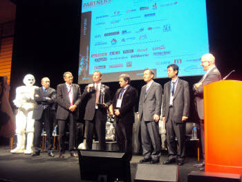 이노로보2011 개막식에서 주요인사들이 단상에 올라 축사를 하는모습. 오른쪽 두번째가 신경철 유진로봇사장, 세번째는 박흥신 주프랑스대사