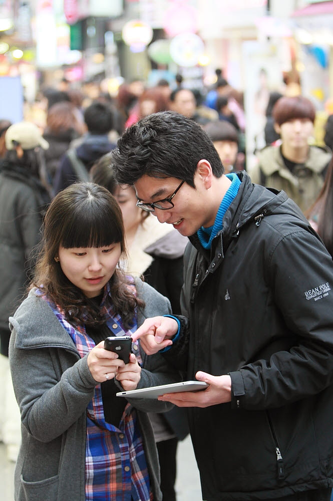 KT 고객들이 서울 명동거리에 `CCTV 와이파이` 구역에서 무선인터넷 서비스를 이용하고 있다.