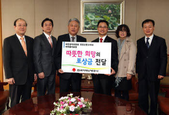 정승일 한국지역난방공사 사장(왼쪽서 세번째)과 박병기 굿네이버스 경기권역본부장(〃네번째)이 기념촬영을 하고 있다.