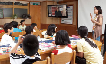 강동구 천일중학교에서 학생들이 미국 와이오밍주 영어 교사들과 원격영상을 통한 대화식 영어수업을 시범적으로 받고 있다. 이는 강동구 `좋은 중학교 만들기` 사업의 일환이다.