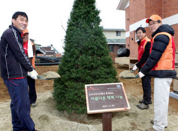 SK텔레콤은 29일 창사 27주년을 맞아 서울 양천구 소재 `서울SOS 어린이마을`에서 화단만들기, 건물 벽화 그리기 등 임원 자원봉사 활동을 펼쳤다. 이날 봉사활동에는 하성민 사장(오른쪽)을 비롯해 80여 임원이 참여했다.