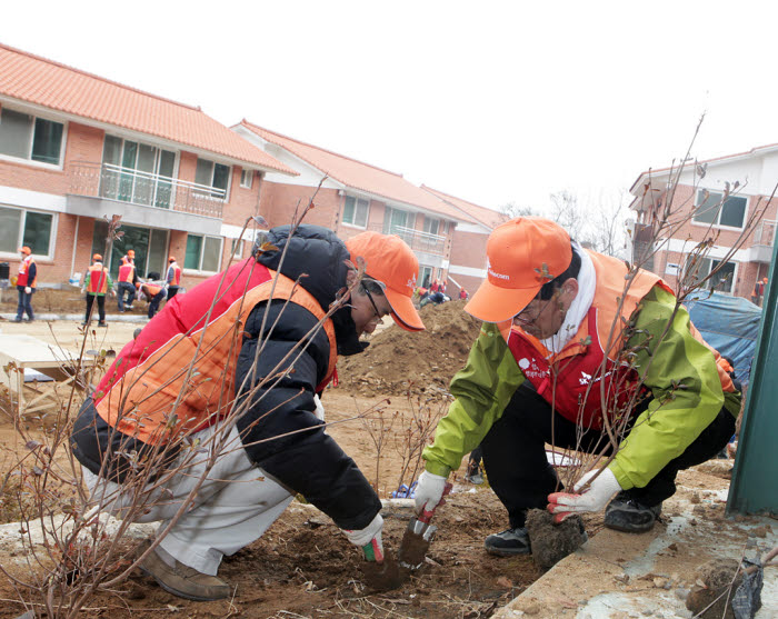 SK텔레콤은 29일 창사 27주년을 맞아 서울 양천구 소재 `서울SOS 어린이마을`에서 화단만들기, 건물 벽화 그리기 등 임원 자원봉사 활동을 펼쳤다. 이날 봉사활동에는 하성민 사장(왼쪽)을 비롯해 80여 임원이 참여했다.