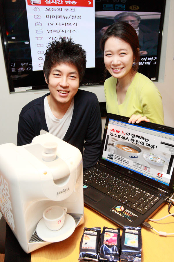 KT와 KT링커스는 올레 인터넷과 올레 TV에 가입하는 고객에게 이탈리아 원두커피 브랜드인 `라바짜` 캡슐 커피머신을 제공하는 공동 마케팅 프로모션을 펼친다.