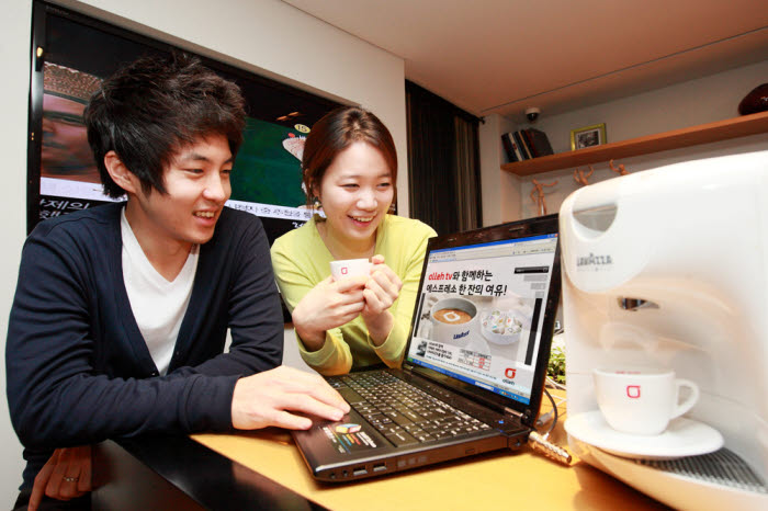 KT와 KT링커스는 올레 인터넷과 올레 TV에 가입하는 고객에게 이탈리아 원두커피 브랜드인 `라바짜` 캡슐 커피머신을 제공하는 공동 마케팅 프로모션을 진행한다.