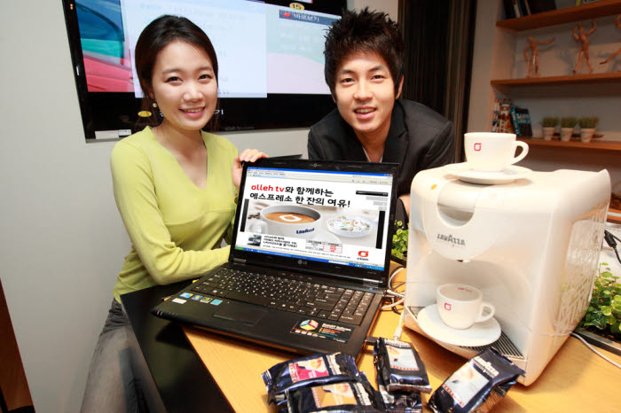 KT와 KT링커스는 올레 인터넷과 올레 TV에 가입하는 고객에게 이탈리아 원두커피 브랜드인 `라바짜` 캡슐 커피머신을 제공하는 공동 마케팅 프로모션을 펼친다.