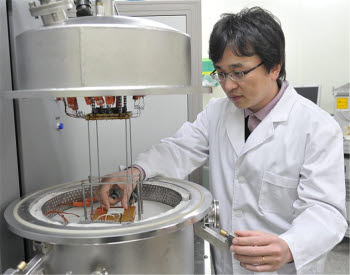 한국표준과학연구원 권수용 연구원이 열전효율을 측정하기 위해 열전소자를 측정장치 내에 설치하고 있다.