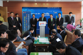 김관용 경북도지사가 5일 국제과학비즈니스벨트관련 기자회견을 하는 모습