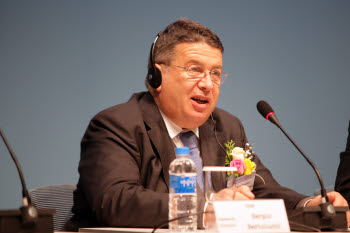 서지오 베르톨루치 유럽공동원자핵연구소(CERN) 부소장이 지난달 30일 국제과학비즈니스벨트관련 포럼에서 발표하고 있다.