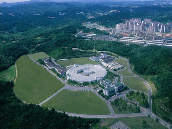 국제과학비즈니스벨트와 연계할 수 있는 포항방사광가속기연구소. 지역에서는 과학벨트의 중이온가속기가 경북에 건설되면 기존 가속기와의 협력연구를 통한 시너지효과가 크다고 보고 있다.