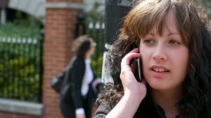 영국 내 통신서비스 요금이 2015년까지 계속 인하할 전망이다. 한 시민이 휴대폰을 이용하고 있다.<오프컴>