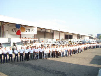 CJ GLS 인도네시아 법인들이 물류 센터 구축을 기념해 화이팅을 외치고 있다. 