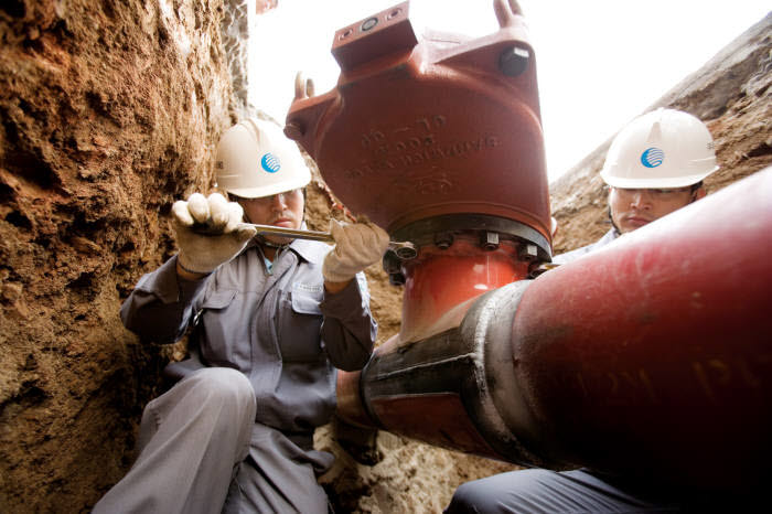 도시가스 회사 직원들이 땅 속에 묻힌 배관의 안전을 점검하고 있다.