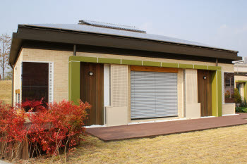  과천 국립과학관에 건설된 그린홈 모델하우스는 벽돌부터 시공법 까지 모두 에너스기술이 적용됐다. 