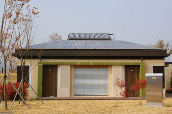  과천 국립과학관에 건설된 그린홈 모델하우스는 벽돌부터 시공법 까지 모두 에너스기술이 적용됐다. 