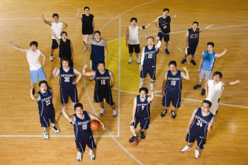 신도리코 농구동호회인 SABA 회원들이 농구경기 중 포즈를 취하고 있다.