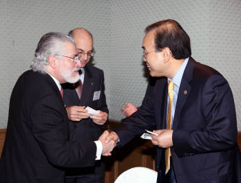 박영준 지식경제부 2차관(오른쪽)이 중남미 경제협력 라운드미팅에서 참석자들과 악수하고 있다.