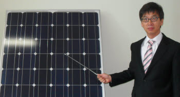 에버솔라에너지 안재홍 대표가 템솔과 공동개발한 백시트가 적용된 태양광 패널에 대해 설명하고 있다.