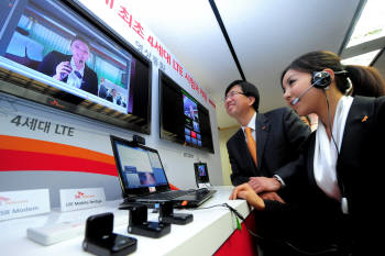 19일 수내동 SK텔레콤 분당사옥에서 열린 `SK텔레콤 4세대 네트워크 LTE 시연회`에서 관계자들이 고화질 HD 영상통화와 3D 영상 스트리밍 등을 시연하고 있다.