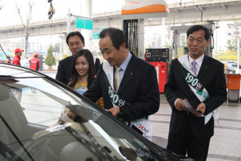 하나SK카드는 전국 540여개 SK네트웍스 주요소에서 고객들에게 리터당 최대 90원 할인을 받을 수 있는 `하나SK 해피오토 프리미엄 카드`를 알리는 홍보활동을 펼쳤다. 이강태 하나SK카드 사장(오른쪽에서 두 번째)이 서울 서초구 방배동 소재 SK 반포 주유소에서 고객들을 대상으로 주유 할인방법과 주유 할인카드 혜택을 홍보하고 있다.