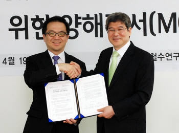 김홍선 안철수연구소 사장(왼쪽)과 김성태 한국정보화진흥원 원장이 국내외 정보격차 해소를 위한 공동 협력 MOU를 교환했다.