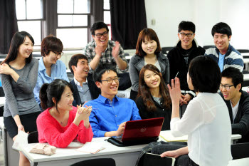 고려대학교 학생 동아리인 쿠스파 회원들이 강의실에서 `휴먼 라이브러리` 준비를 위해 토론을 벌이고 있다.
 윤성혁기자 shyoon@etnews.co.kr
 