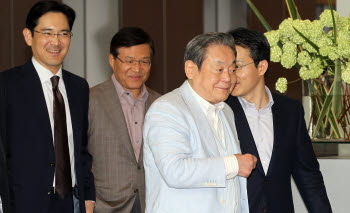 이건희 삼성전자 회장이 삼성 서초사옥 집무실에 사실상 처음 출근했다. 이날 오후 서울 서초구 서초동 사옥에서 이건희 회장과 이재용 사장이 함께 사옥을 둘러보고 있다.