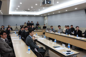 IP경영에 쏠린 눈. 지난 3월 부산테크노파크에서 지역 중소기업 대표들이 IP경영 성공사례에 대한 소개를 듣고 있다.