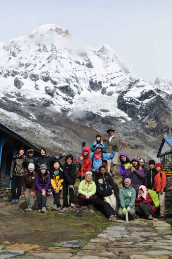 로드스꼴라 1기 학생들이 네팔에서 현지인들과 기념 촬영을 하고 있다.