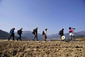 로드스꼴라 학생들이 지리산을 여행하고 있다.