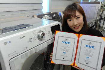 LG전자 HA사업본부 담당자가 독일에서 VDE에서 인정받은 공인인증서를 들어보이고 있다.