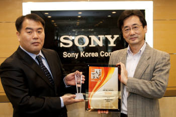 소니코리아 이토키 기미히로 대표(오른쪽)가 GfK코리아 권문근 지사장(왼쪽)으로부터  2010 GfK 아시아 넘버원 브랜드 어워드`를 수상하고 있다.  